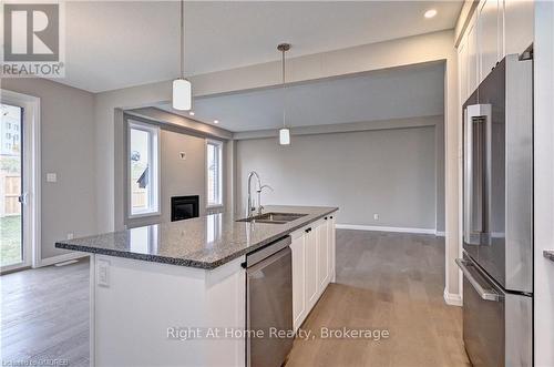 442 Westhaven Street, Waterloo, ON - Indoor Photo Showing Kitchen With Stainless Steel Kitchen With Double Sink With Upgraded Kitchen