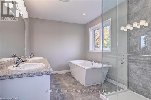 442 Westhaven Street, Waterloo, ON - Indoor Photo Showing Bathroom