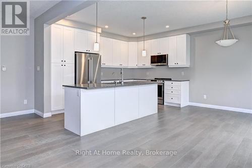 442 Westhaven Street, Waterloo, ON - Indoor Photo Showing Kitchen