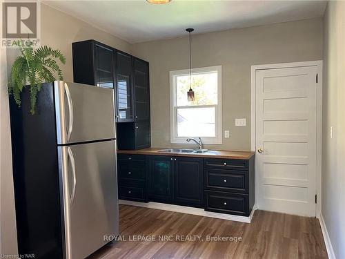 4848 Second Avenue, Niagara Falls (211 - Cherrywood), ON - Indoor Photo Showing Kitchen With Double Sink