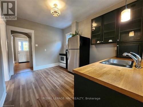 4848 Second Avenue, Niagara Falls (211 - Cherrywood), ON - Indoor Photo Showing Kitchen With Double Sink