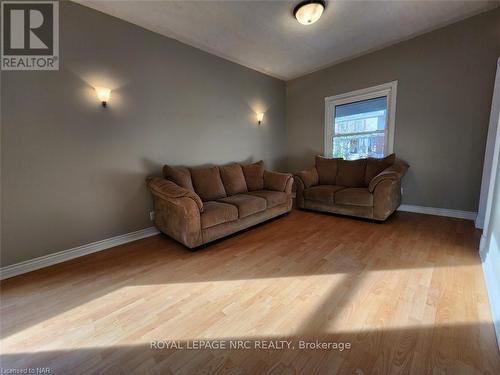 4848 Second Avenue, Niagara Falls (211 - Cherrywood), ON - Indoor Photo Showing Living Room