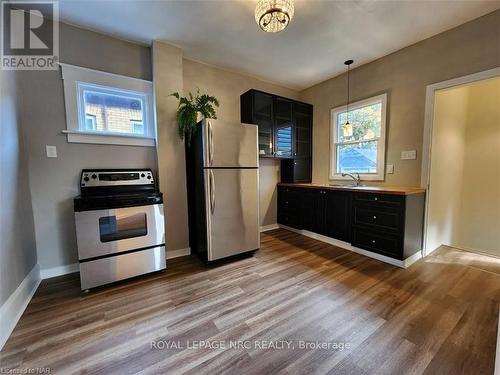 4848 Second Avenue, Niagara Falls (211 - Cherrywood), ON - Indoor Photo Showing Kitchen