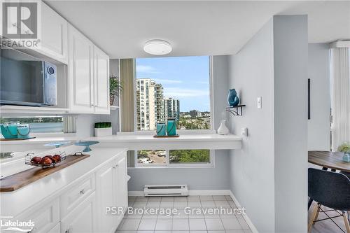 809 - 75 Ellen Street, Barrie (City Centre), ON - Indoor Photo Showing Kitchen