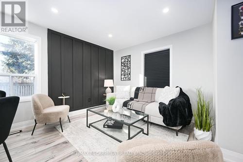 582 Roxborough Avenue, Hamilton, ON - Indoor Photo Showing Living Room