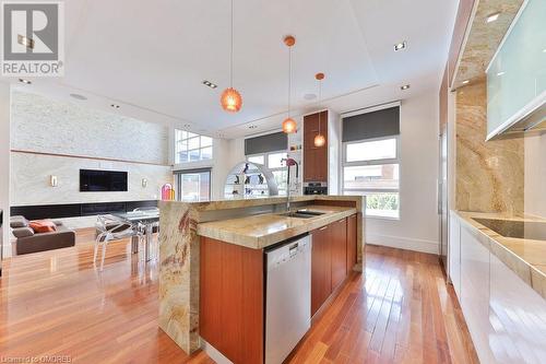 622 Kozel Court, Mississauga, ON - Indoor Photo Showing Kitchen