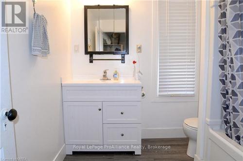 368 Alfred Street, Kingston (East Of Sir John A. Blvd), ON - Indoor Photo Showing Bathroom