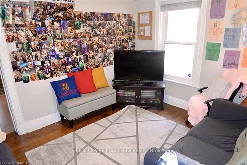 368 Alfred Street, Kingston (East Of Sir John A. Blvd), ON - Indoor Photo Showing Living Room