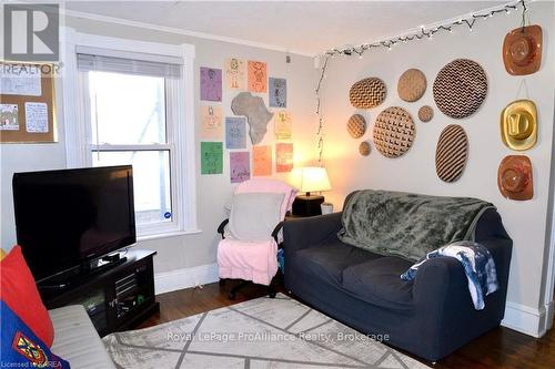 368 Alfred Street, Kingston (East Of Sir John A. Blvd), ON - Indoor Photo Showing Living Room