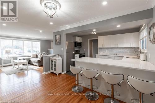 5 Montcalm Street, St. Thomas, ON - Indoor Photo Showing Kitchen With Upgraded Kitchen