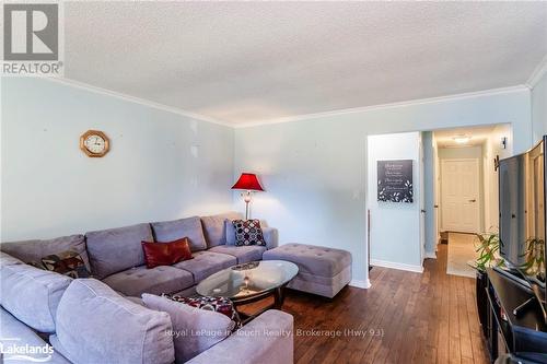 35 Dorcas Avenue, Tiny (Wyevale), ON - Indoor Photo Showing Living Room