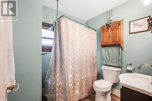 528 Catharine Street N, Hamilton, ON - Indoor Photo Showing Bathroom