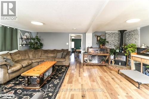 200 Sutherland Street N, Clearview (Stayner), ON - Indoor Photo Showing Living Room