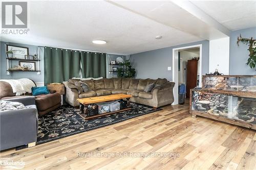 200 Sutherland Street N, Clearview (Stayner), ON - Indoor Photo Showing Living Room