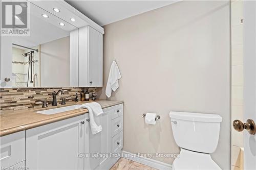 702 - 165 Ontario Street, Kingston (Central City East), ON - Indoor Photo Showing Bathroom