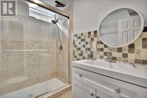 15 Mellenby Street, Hamilton, ON - Indoor Photo Showing Bathroom