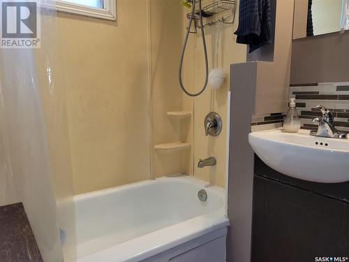 1532 G Avenue N, Saskatoon, SK - Indoor Photo Showing Bathroom