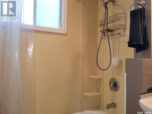 1532 G Avenue N, Saskatoon, SK - Indoor Photo Showing Bathroom