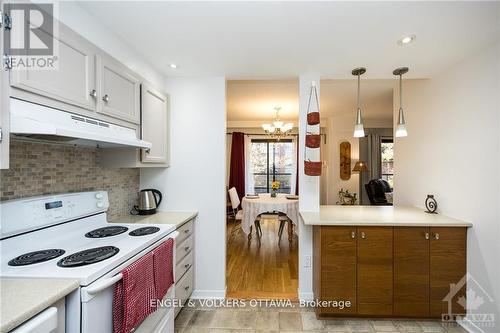 303 - 333 Chapel Street, Ottawa, ON - Indoor Photo Showing Kitchen