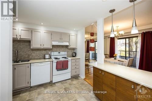 303 - 333 Chapel Street, Ottawa, ON - Indoor Photo Showing Kitchen