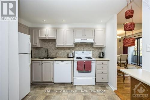 303 - 333 Chapel Street, Ottawa, ON - Indoor Photo Showing Kitchen