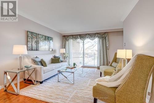 4274 Ryeford Court, Mississauga, ON - Indoor Photo Showing Living Room