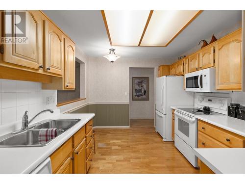 1329 Klo Road Unit# 315, Kelowna, BC - Indoor Photo Showing Kitchen With Double Sink