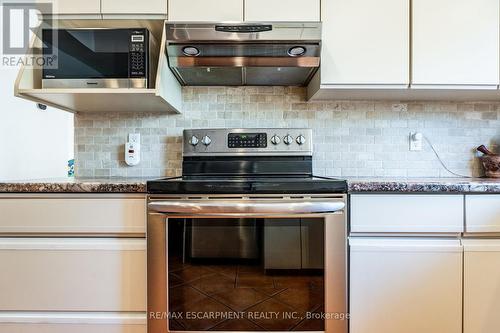 2014 Cavendish Drive, Burlington, ON - Indoor Photo Showing Kitchen With Upgraded Kitchen