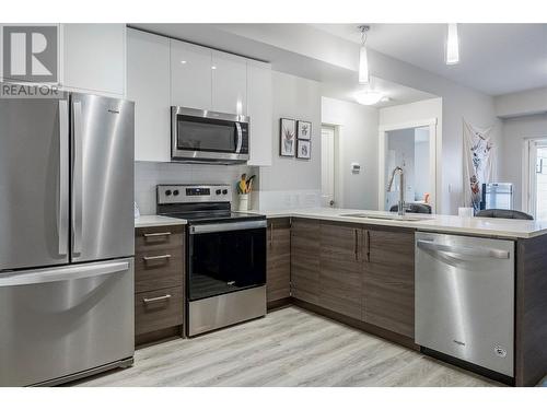 191 Hollywood Rd S Road Unit# 320, Kelowna, BC - Indoor Photo Showing Kitchen