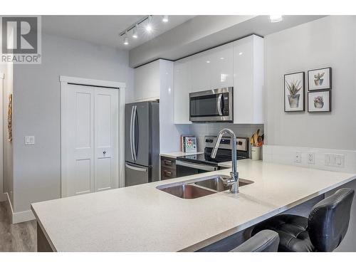 191 Hollywood Rd S Road Unit# 320, Kelowna, BC - Indoor Photo Showing Kitchen With Double Sink