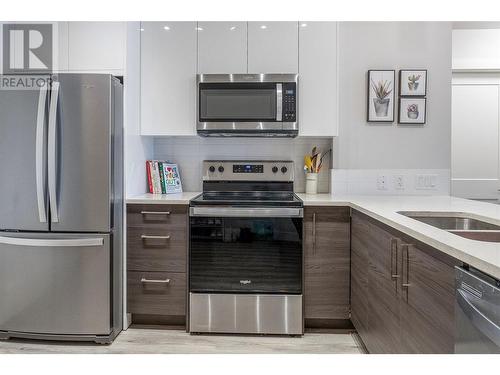 191 Hollywood Rd S Road Unit# 320, Kelowna, BC - Indoor Photo Showing Kitchen With Double Sink