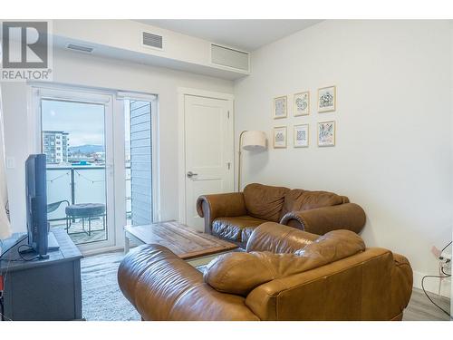 191 Hollywood Rd S Road Unit# 320, Kelowna, BC - Indoor Photo Showing Living Room