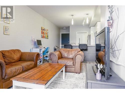 191 Hollywood Rd S Road Unit# 320, Kelowna, BC - Indoor Photo Showing Living Room