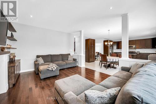 31 Showcase Drive, Hamilton, ON - Indoor Photo Showing Living Room