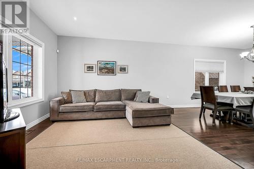 31 Showcase Drive, Hamilton, ON - Indoor Photo Showing Living Room