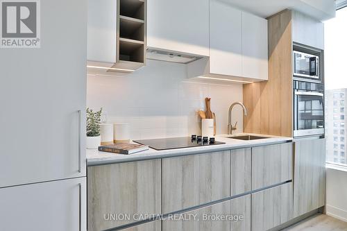 1005 - 319 Jarvis Street, Toronto, ON - Indoor Photo Showing Kitchen