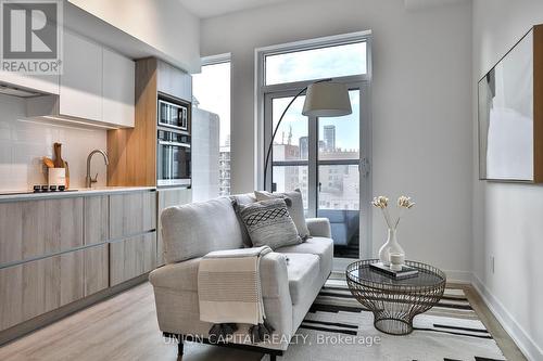 1005 - 319 Jarvis Street, Toronto, ON - Indoor Photo Showing Living Room