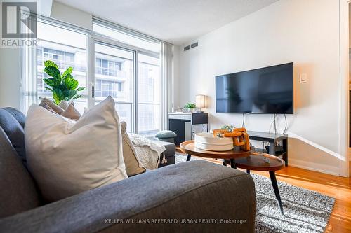 2206 - 5791 Yonge Street, Toronto, ON - Indoor Photo Showing Living Room