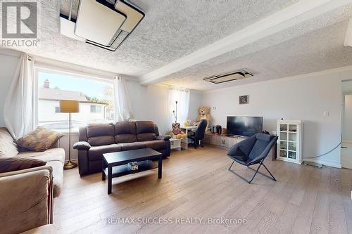 2211 Camilla Road, Mississauga, ON - Indoor Photo Showing Living Room