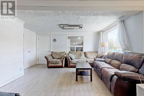 2211 Camilla Road, Mississauga, ON - Indoor Photo Showing Living Room