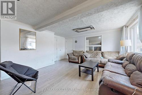 2211 Camilla Road, Mississauga, ON - Indoor Photo Showing Living Room