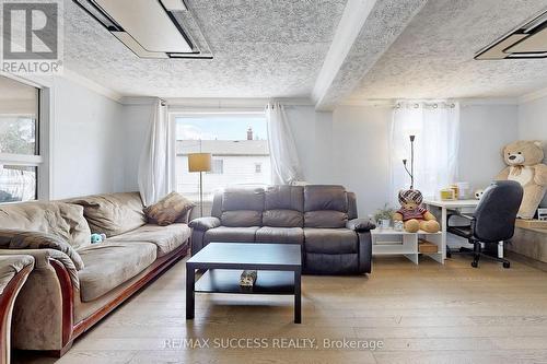 2211 Camilla Road, Mississauga, ON - Indoor Photo Showing Living Room