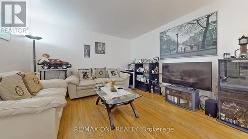 24 Streamdale Court, Toronto, ON - Indoor Photo Showing Living Room