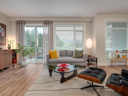 201-6544 Metral Dr, Nanaimo, BC - Indoor Photo Showing Living Room