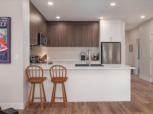 201-6544 Metral Dr, Nanaimo, BC - Indoor Photo Showing Kitchen