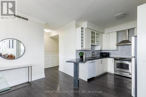 2402 - 223 Webb Drive, Mississauga, ON - Indoor Photo Showing Kitchen