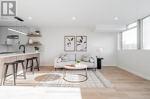 533 - 60 Homewood Avenue, Toronto, ON - Indoor Photo Showing Living Room