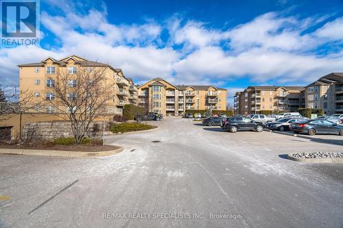 211 - 1480 Bishops Gate, Oakville, ON - Outdoor