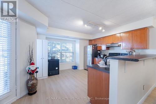 211 - 1480 Bishops Gate, Oakville, ON - Indoor Photo Showing Kitchen