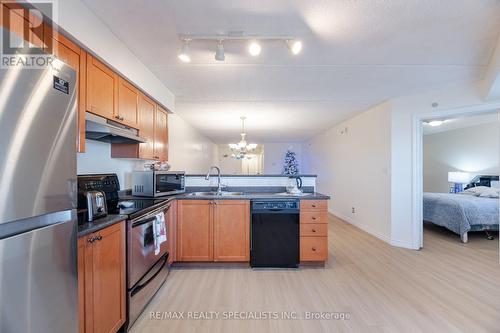 211 - 1480 Bishops Gate, Oakville, ON - Indoor Photo Showing Kitchen With Double Sink